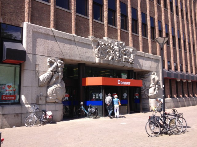 Bankgebouw van de Rotterdamsche Bankvereeniging (Robaver) van H.F. Mertens. Inmiddels de locatie van Boekhandel Donner.