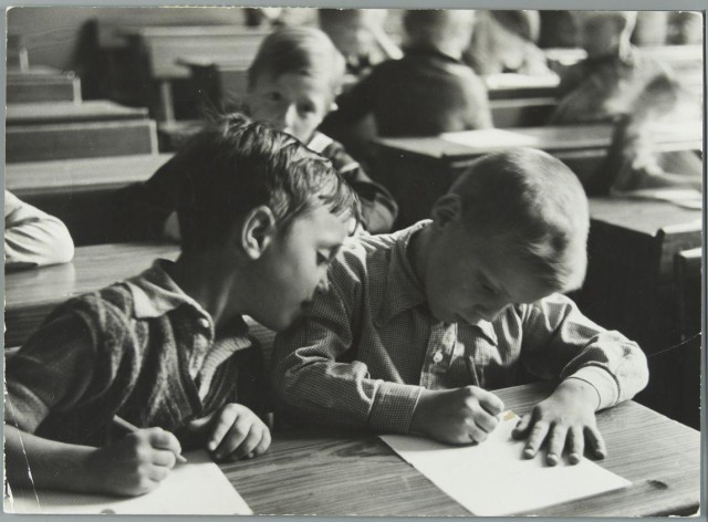 Wiel van der Randen, Kinderen met pen en papier in de schoolbank in de klas [1937]