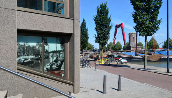 Op het gebouw de Wijnhaeve werd het eerste fotopaneel geplaatst met een beeld van hoe deze plek er vroeger uitzag. Dit initiatief is zo enthousiast ontvangen dat er nu nagedacht wordt over nieuwe plekken in de omgeving van de Wijnhaven om meer fotopanelen te plaatsen.