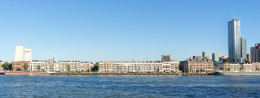 Tom Tomeij Fotografie: Waterfront Maaskade, Noordereiland. Met aan rechterzijde de Ooms-panden.
