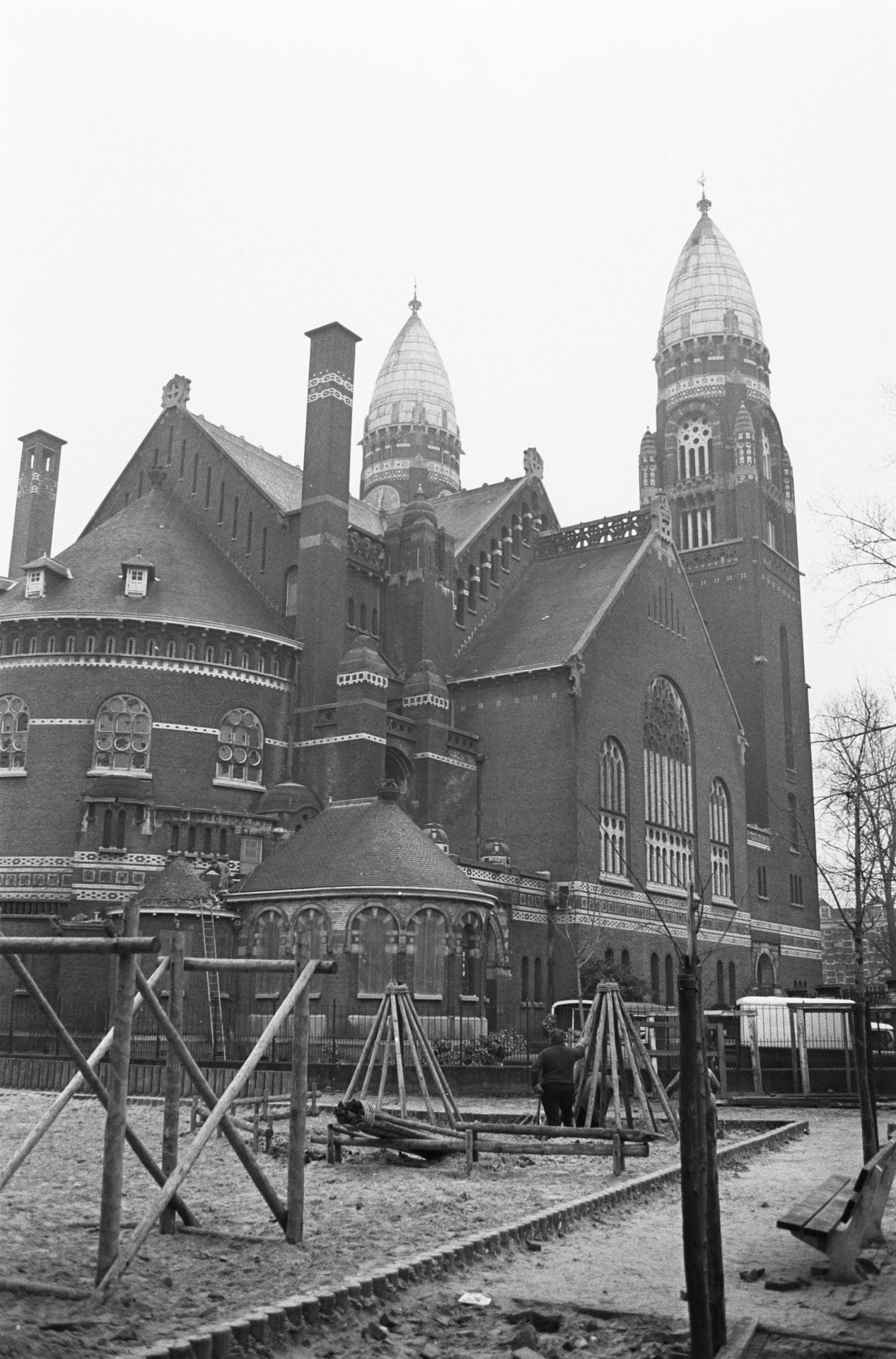 Rob Mieremet, Spandoek op Koninginnekerk te Rotterdam, 19 januari 1972, Nationaal Archief CC-BY