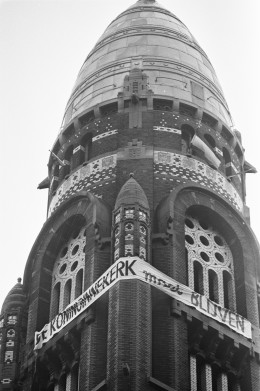 Rob Mieremet, Spandoek op Koninginnekerk te Rotterdam, 19 januari 1972, Nationaal Archief CC-BY
