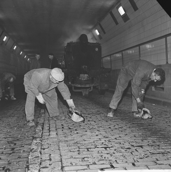 Eric Koch, Onderhoud aan de Maastunnel in 1962 (collectie Nationaal Archief 914-1631)