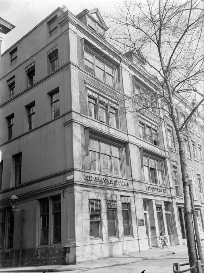 Het pand van Uitgeverij Nijgh en Van Ditmar aan de Wijnhaven te Rotterdam in 1933