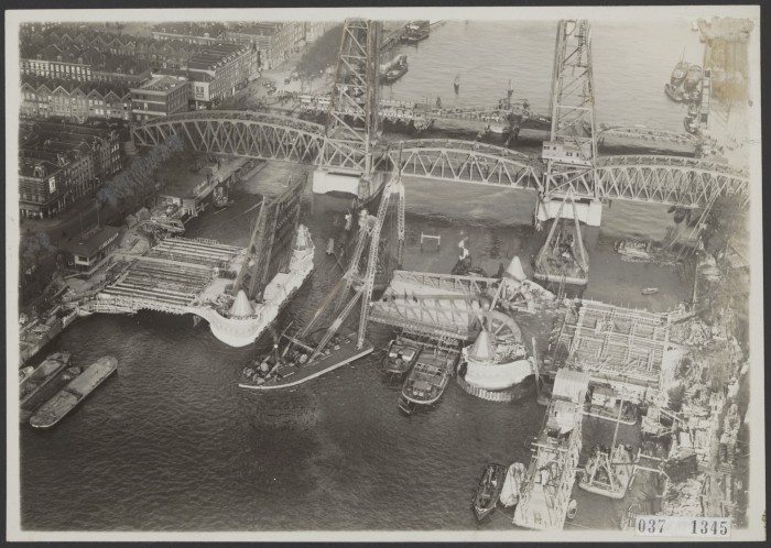 Bouw nieuwe hefbrug over de Koningshaven te Rotterdam, november 1928