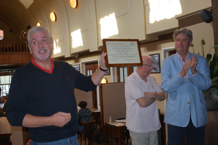 Foto: G. Oosterlee - John de Rood (Courzand) met plaquette en waardering voor restauratie interieur