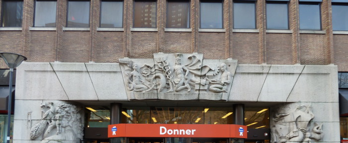 Collectie RCE, foto G. Bogers van de beeldenpartij van Héman boven de v.m. Rotterdamse Bank 13717-53933