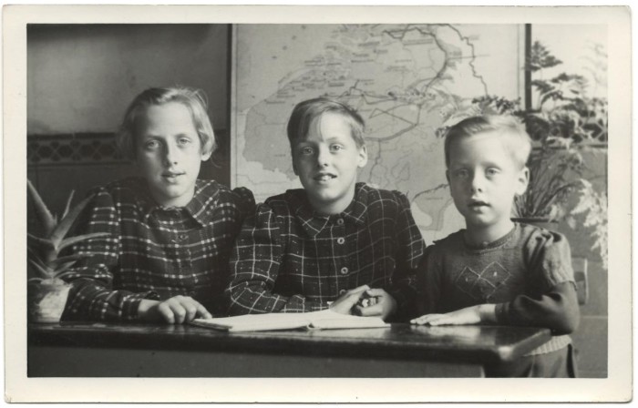 Roos Bazuijnen met haar zusjes Magda en Vlara (vanaf links) .