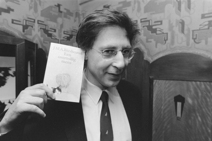 Maarten Biesheuvel met Boekenweekgeschenk, Nationaal Archief #CC0 934-190