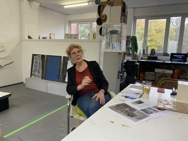 Ieneke van der Kooy in haar atelier in het Oude Emmahuis