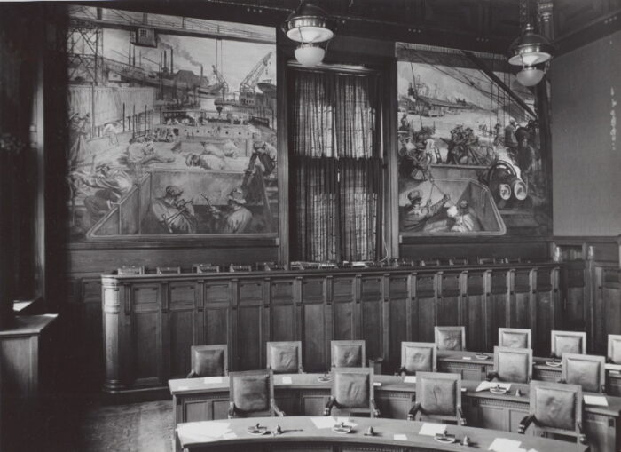 Interieurfoto van de raadzaal van het Stadhuis met de wandschilderingen van Marius Richters. Datering: 1939