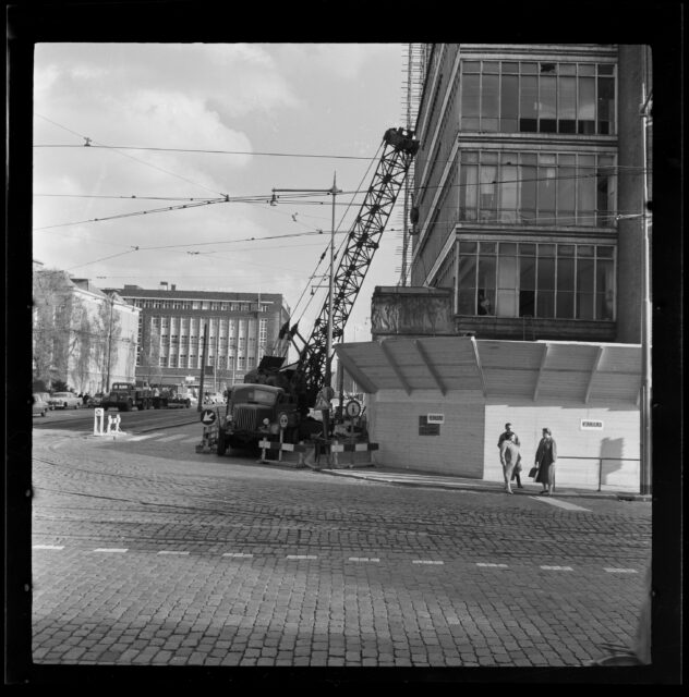 Op de foto uit 1959 zie je dat de gevelsteen met een kraanwagen van het oude Bijenkorfgebouw wordt verwijderd | Stadsarchief Rotterdam, Collectie Cock Tholens